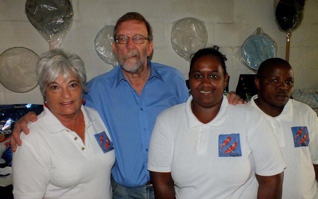 KoiNet in Gansbaai se personeel, met vlnr Sylvie Agenbach, Servaas de Kock (eienaar), Ronette Dreyer en Mncedi Mbhugu 